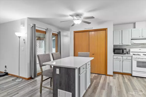 42 Silver TRL, North Aurora, IL 60542