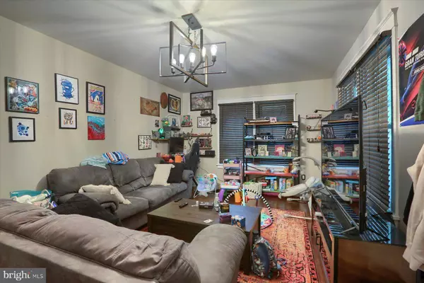 10 S WALNUT ST, Mechanicsburg, PA 17055