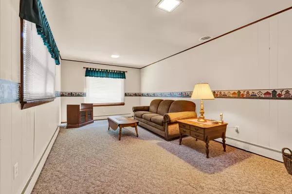 825 Sweetbriar Dr, Waukesha, WI 53186