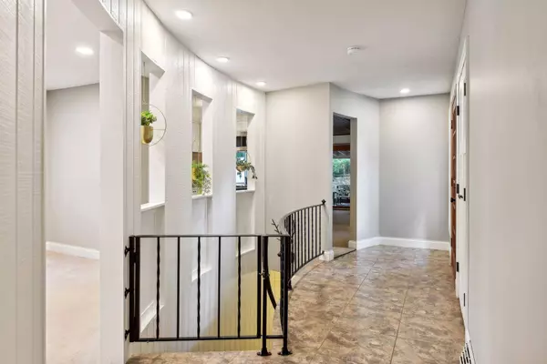 4908 Heritage Hills DR, Bloomington, MN 55437