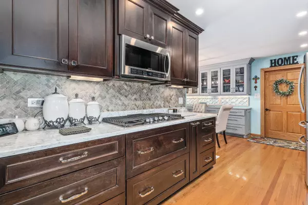 9129 Del Prado DR, Palos Hills, IL 60465