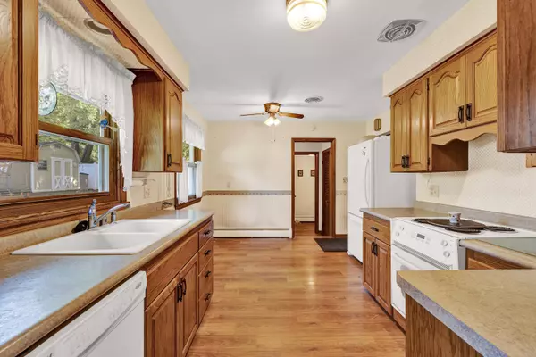 825 Sweetbriar Dr, Waukesha, WI 53186