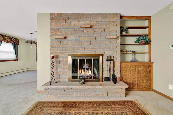 825 Sweetbriar Dr, Waukesha, WI 53186