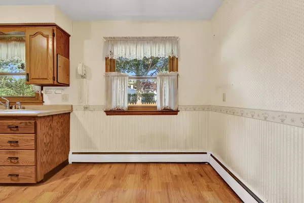 825 Sweetbriar Dr, Waukesha, WI 53186