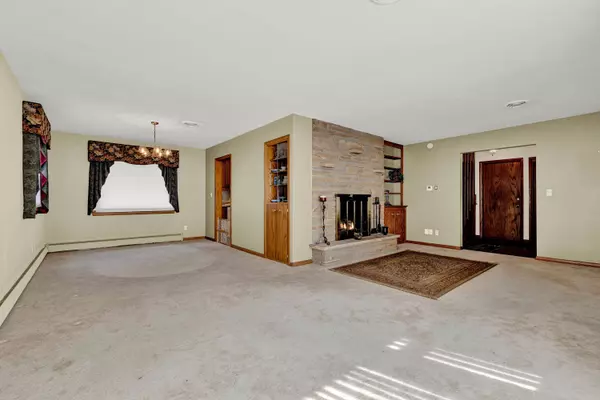 825 Sweetbriar Dr, Waukesha, WI 53186