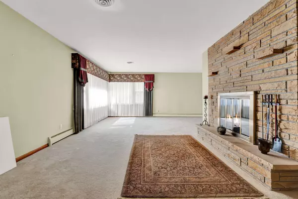 825 Sweetbriar Dr, Waukesha, WI 53186