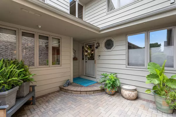 9129 Del Prado Drive, Palos Hills, IL 60465