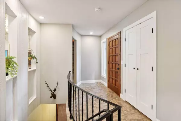 4908 Heritage Hills DR, Bloomington, MN 55437