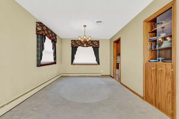 825 Sweetbriar Dr, Waukesha, WI 53186