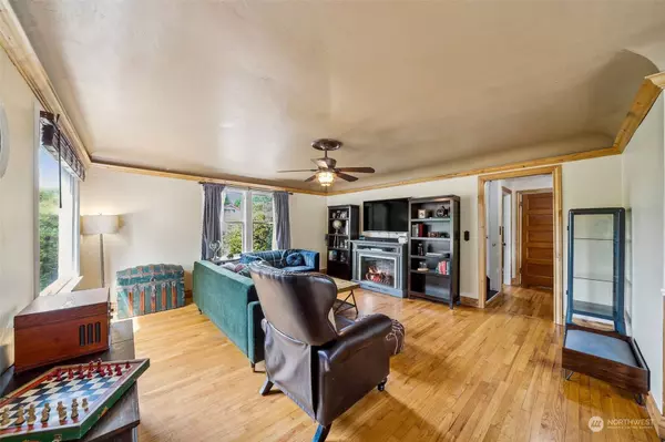 919 21st ST SE, Puyallup, WA 98372