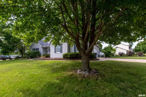 4008 RALEIGH AVE, Bettendorf, IA 52722