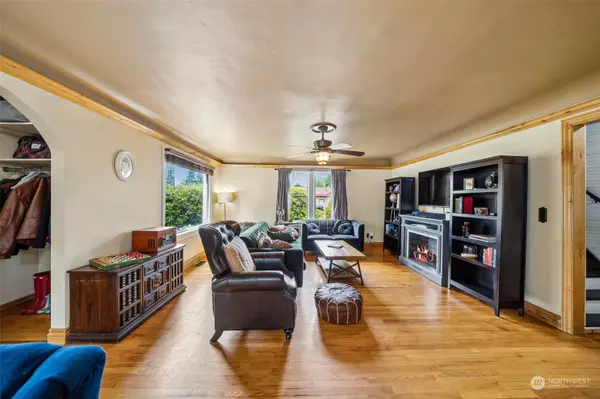 919 21st ST SE, Puyallup, WA 98372