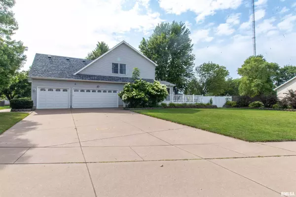 4008 RALEIGH AVE, Bettendorf, IA 52722