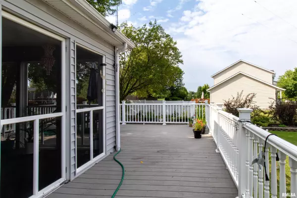 4008 RALEIGH AVE, Bettendorf, IA 52722