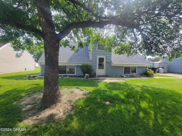 2705 18TH ST S, Grand Forks, ND 58201