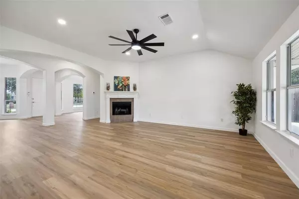 345 Cedar Crest Drive, Justin, TX 76247