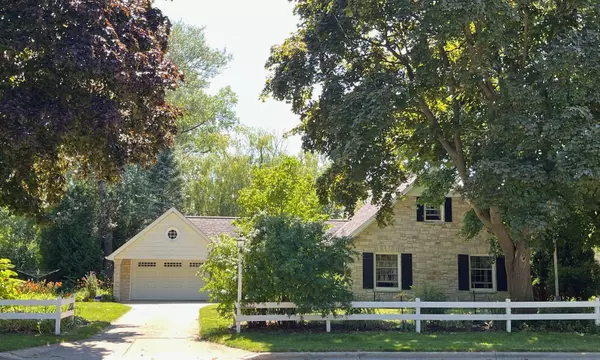 127 W Green Tree, Glendale, WI 53217