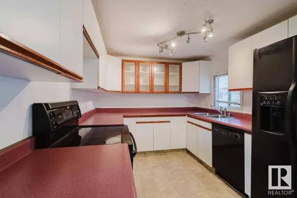 36 Rim RD NW, Edmonton, AB T6P 1C2