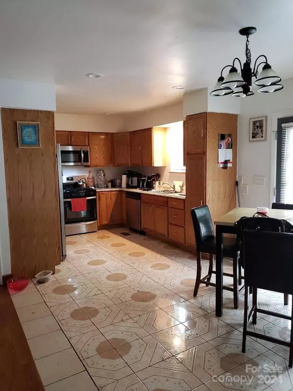 2290 9th AVE DR NE, Hickory, NC 28601