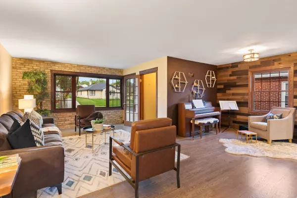 8637 Glencoe, Wauwatosa, WI 53226