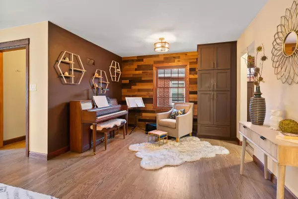 8637 Glencoe, Wauwatosa, WI 53226