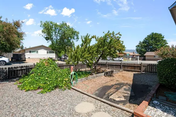 1492 Despina DR, Ukiah, CA 95482