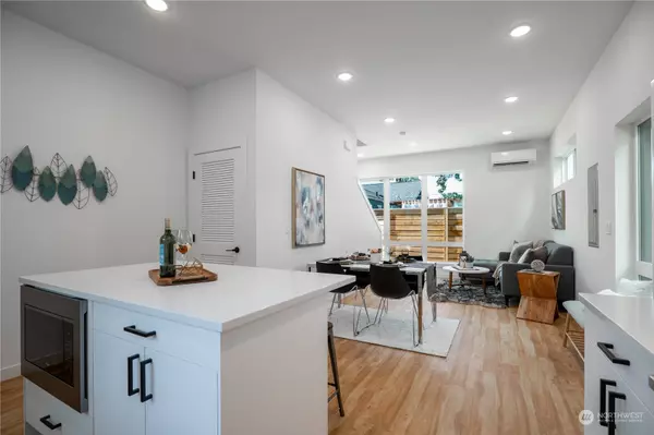 9228 21st AVE SW #B, Seattle, WA 98106