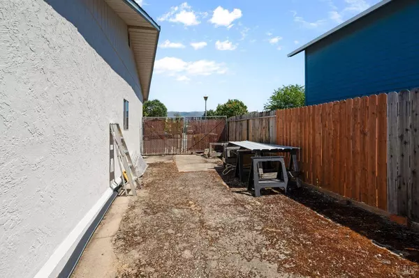 1492 Despina DR, Ukiah, CA 95482