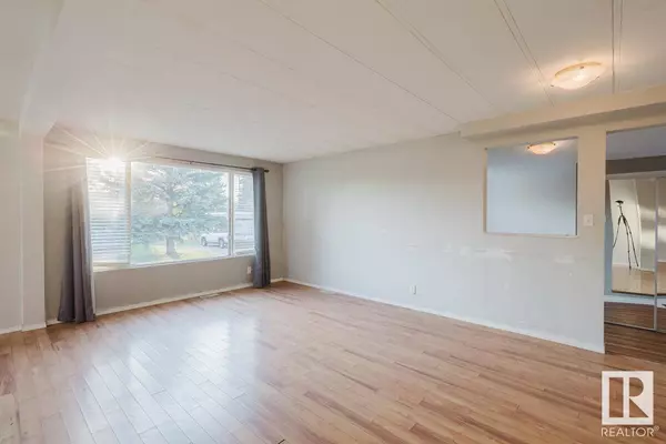 36 Rim RD NW, Edmonton, AB T6P 1C2