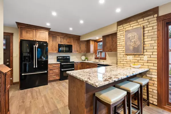 8637 Glencoe, Wauwatosa, WI 53226