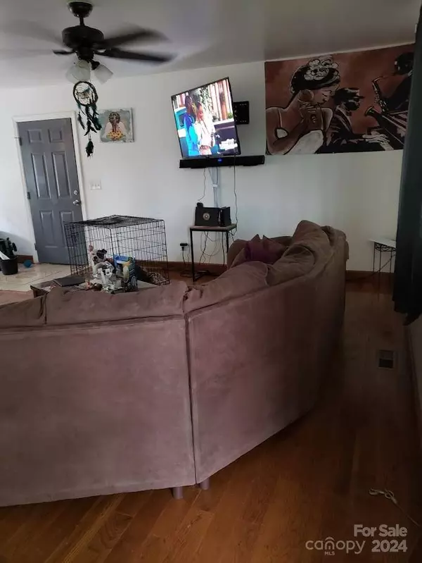 2290 9th AVE DR NE, Hickory, NC 28601