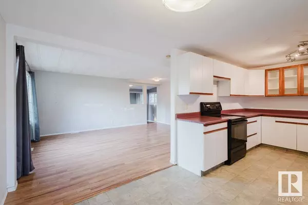 36 Rim RD NW, Edmonton, AB T6P 1C2