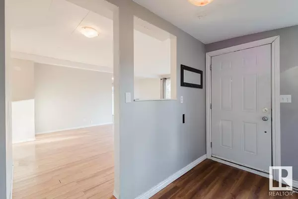 36 Rim RD NW, Edmonton, AB T6P 1C2