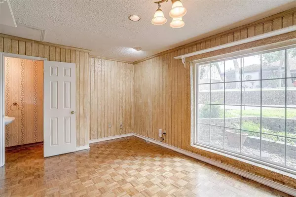 2305 Crown Colony Drive, Arlington, TX 76011