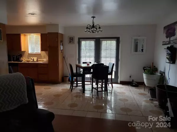 2290 9th AVE DR NE, Hickory, NC 28601