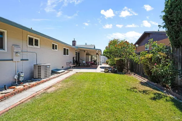 1492 Despina DR, Ukiah, CA 95482