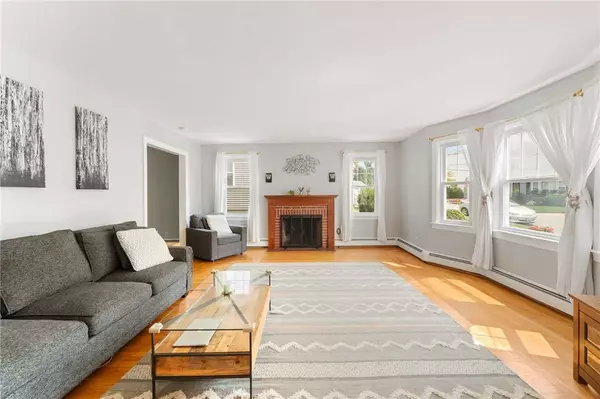 8 Turcone ST, North Providence, RI 02911