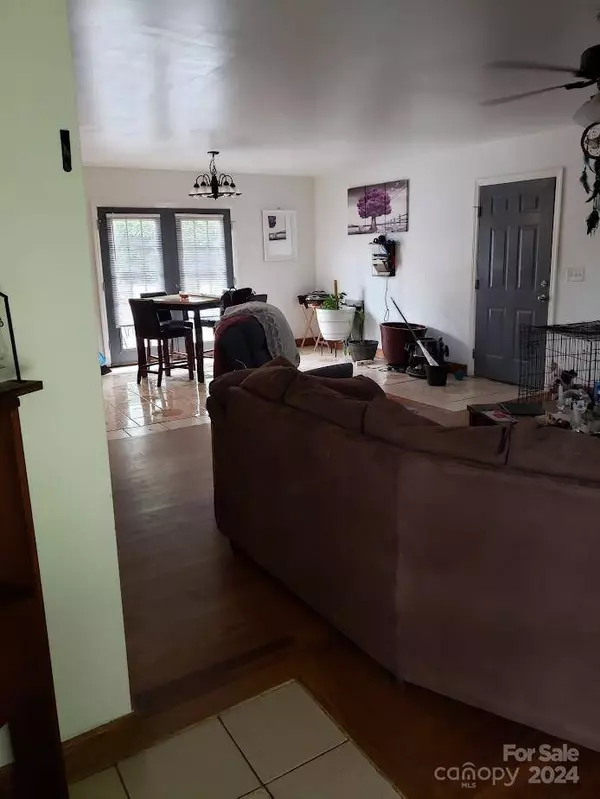 2290 9th AVE DR NE, Hickory, NC 28601