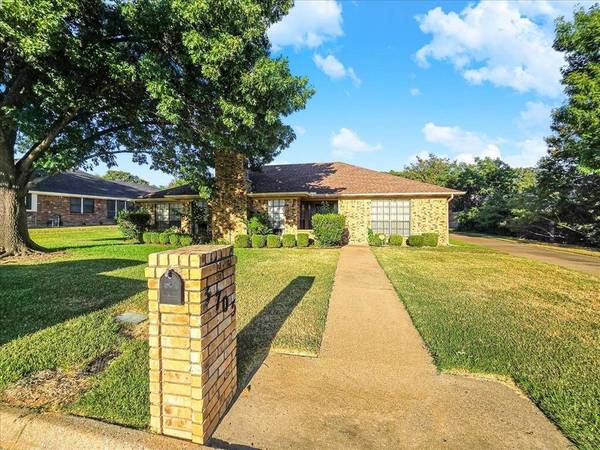 3705 Ivywild Court, Arlington, TX 76016