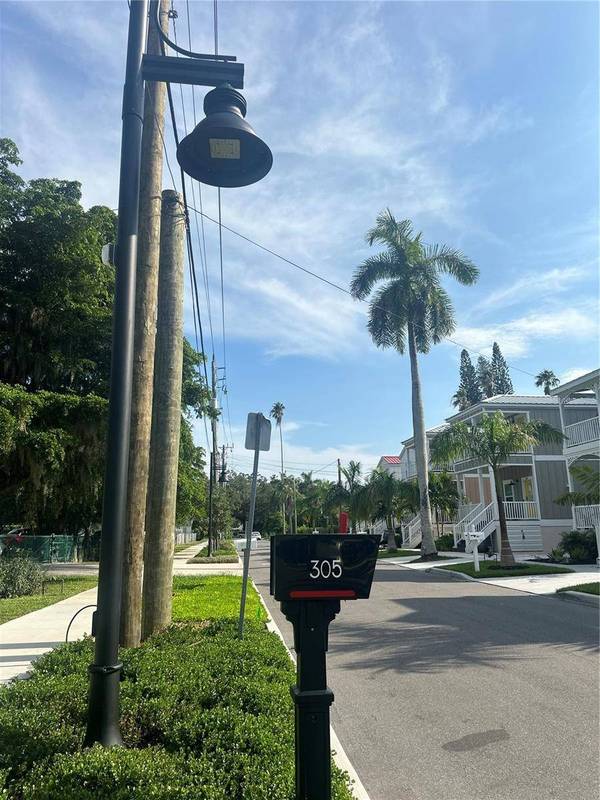 305 6TH ST E, Bradenton, FL 34208