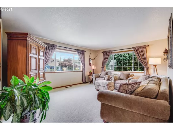 1580 NE LAURELWOOD CIR, Canby, OR 97013