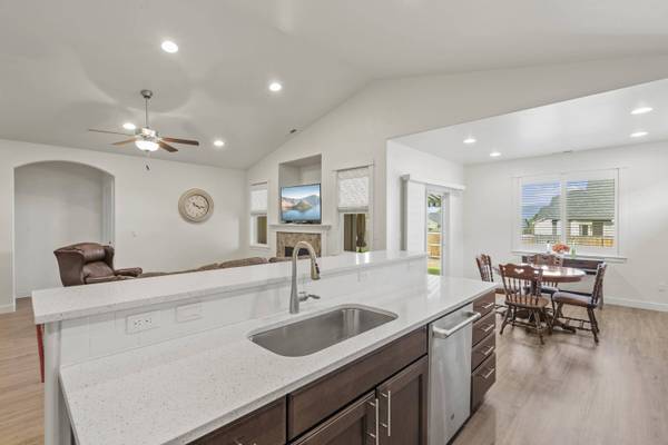 3277 Cheltenham WAY, Medford, OR 97504