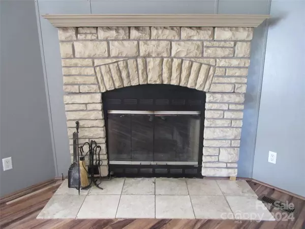 2313 Arrowwood DR, Hickory, NC 28601