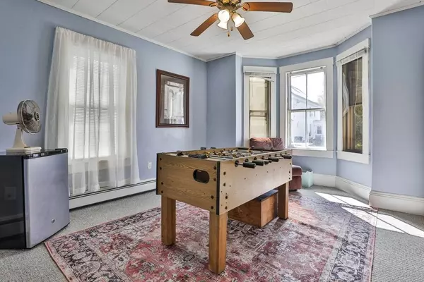 17 London St, Lowell, MA 01852