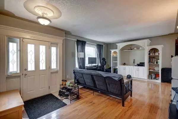 304 Huntridge RD NE, Calgary, AB T2K 4B6