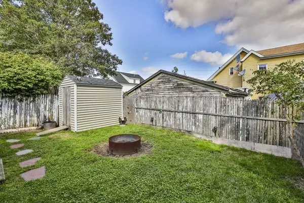 17 London St, Lowell, MA 01852