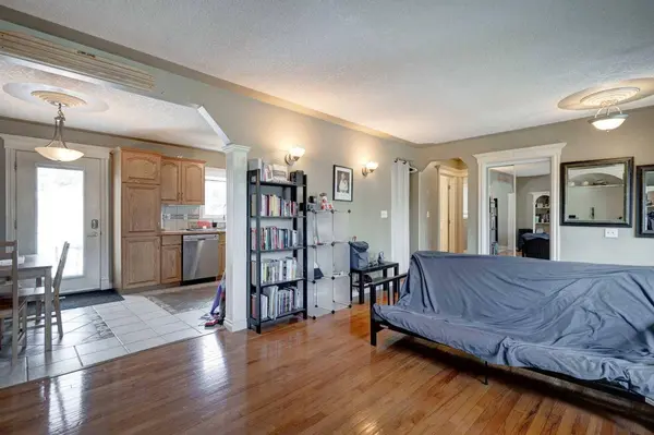 304 Huntridge RD NE, Calgary, AB T2K 4B6