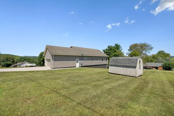 181 Hatton Dr, Gordonsville, TN 38563