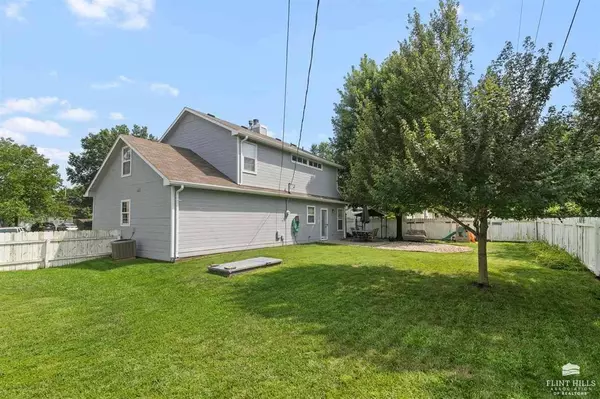 2519 Nutmeg CIR, Manhattan, KS 66502