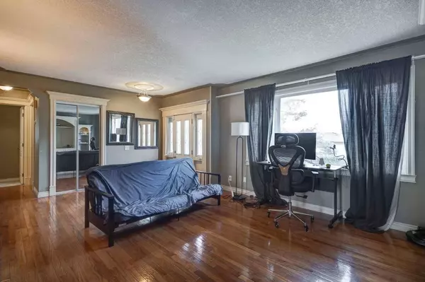 304 Huntridge RD NE, Calgary, AB T2K 4B6